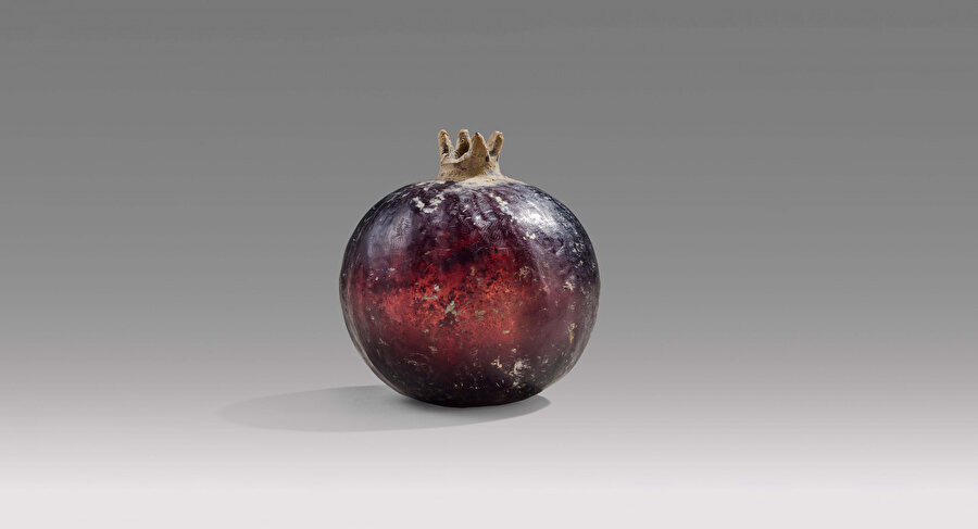 Nar, ilkçağlardan itibaren farklı kültürlerde, mitolojilerde, anlatılarda var olan hâliyle birlikte sembolik olarak da kendine yer edinmiştir. 