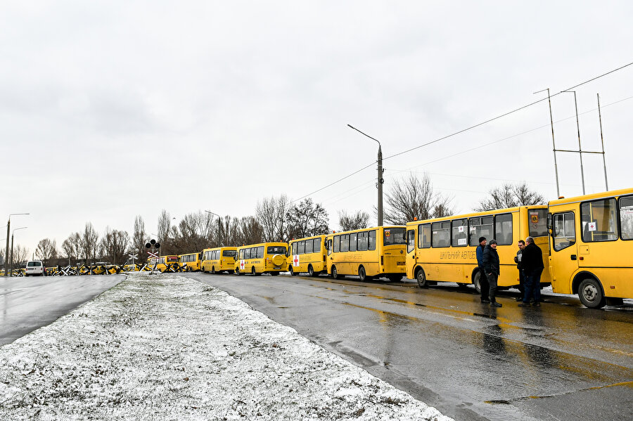 Onlarca otobüs Mariupol'daki sivillerin tahliyesi için bekletiliyor