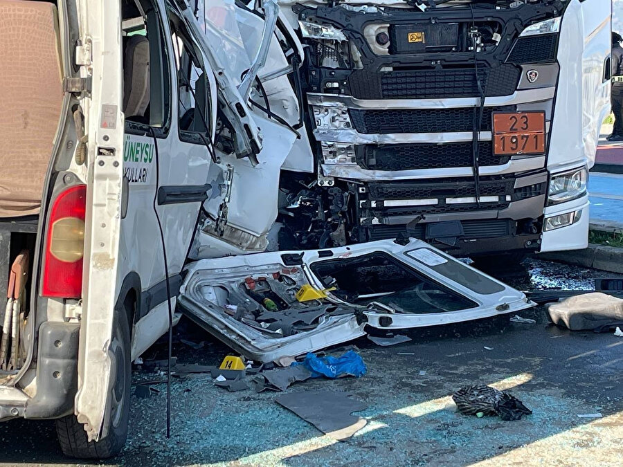 Rize'de meydana gelen olayda öğrenci servisinin şoförü İsmail Bıyık park halindeki CNG yüklü TIR'a çarptı