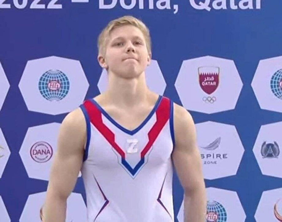 Rus jimnastikçi savaş sembolü taktı