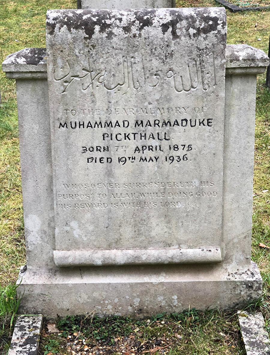 Pickthall'ın mezar taşında Bakara Sûresi'nin 112. ayeti yer almaktadır: "Kim halis olarak kendisini Allah’a teslim edip güzel davranışlarda bulunursa Rabbinin nezdinde onun mükafatı olacaktır."