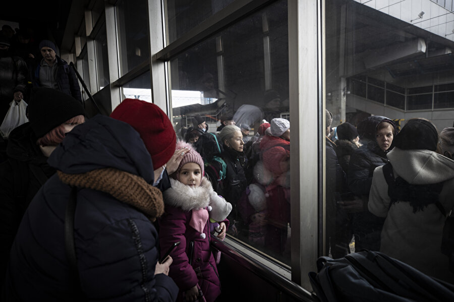 Rusya işgalinden kaçış: Tren istasyonlarındaki bekleyiş sürüyor