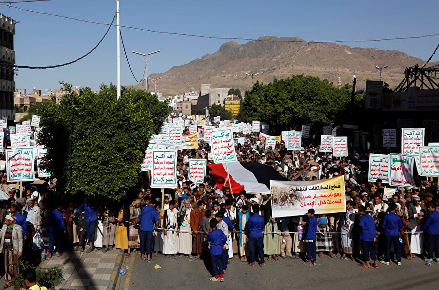 Husilerin kontrolündeki bölgelerde, akaryakıt krizi kitlesel olarak protesto edildi.