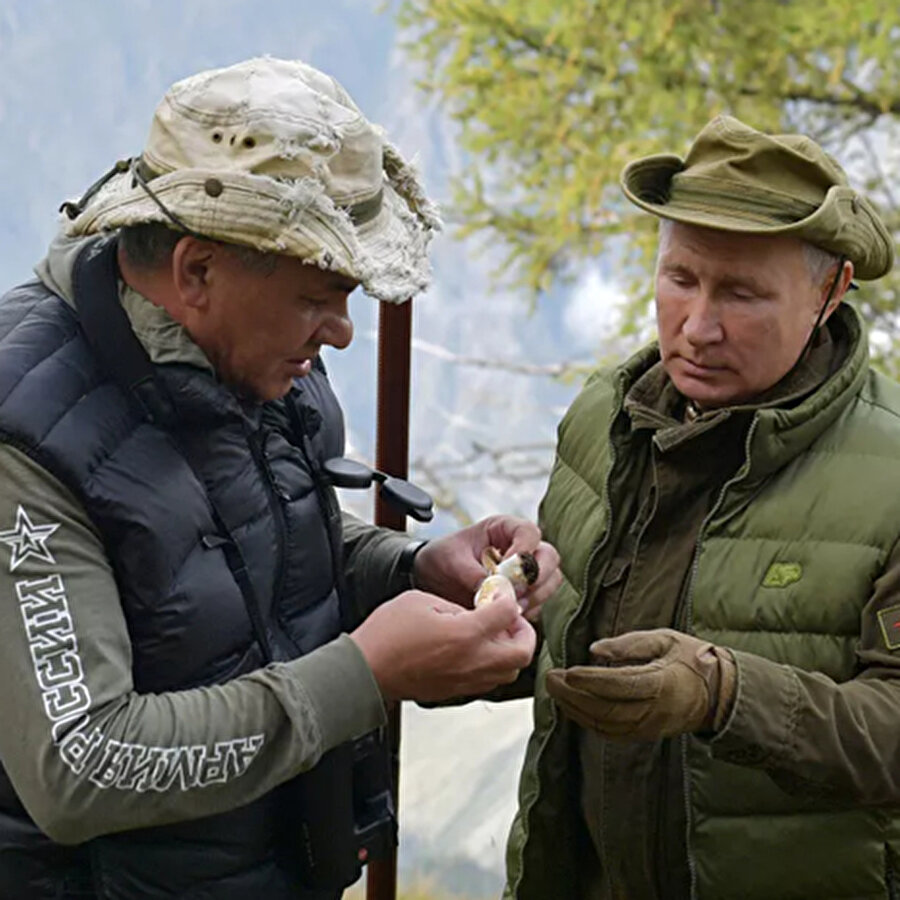 Şoygu'nun Putin'le iş dışında da bir dostluğu olduğu biliniyor. İkili zaman zaman birlikte Sibirya'da balık ve av tatillerine çıkıyor
