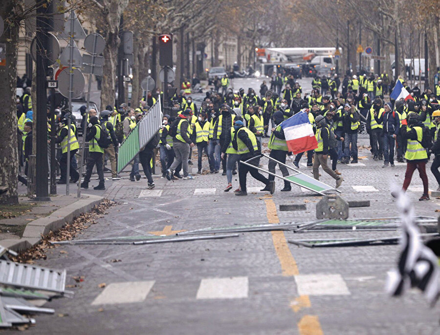 2019 yılında, hikaye önemli ölçüde değişti. Kitlesel halk, Batı liberal kapitalist sisteminin dayandığı küreselleşmenin çarpık sonuçlarını protesto ediyor.