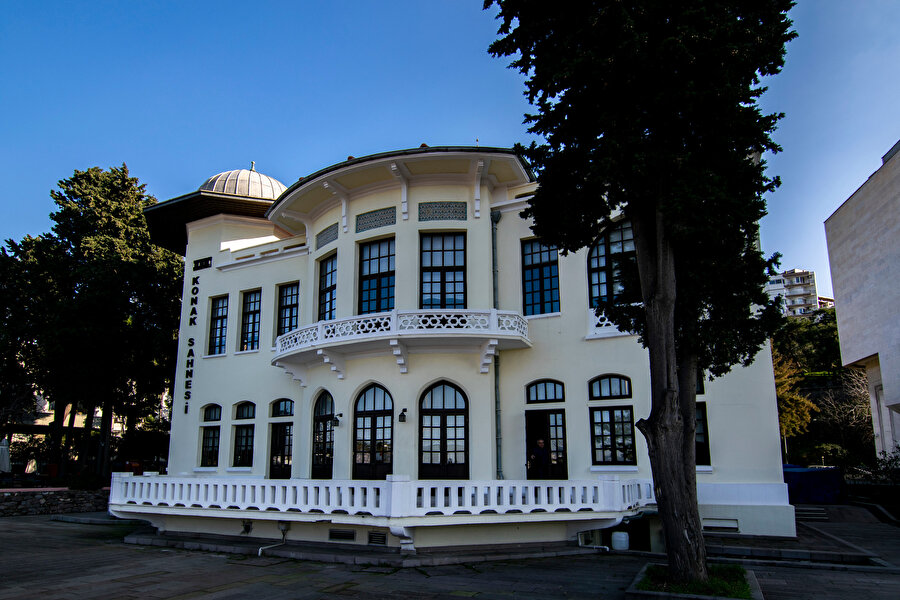 İzmir Devlet Tiyatrosu Konak Sahnesi (Fotoğraf: Merve Nur Türker)