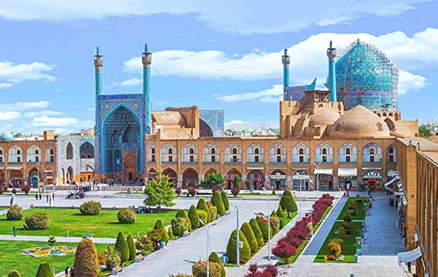 İsfahanlıların deyimiyle “Isfahan nısf-ı cihan (İsfahan, dünyanın yarısı)” Bunu demekte ne kadar haklı olduklarını şehrin güzelliğine bakarak anlıyoruz.
