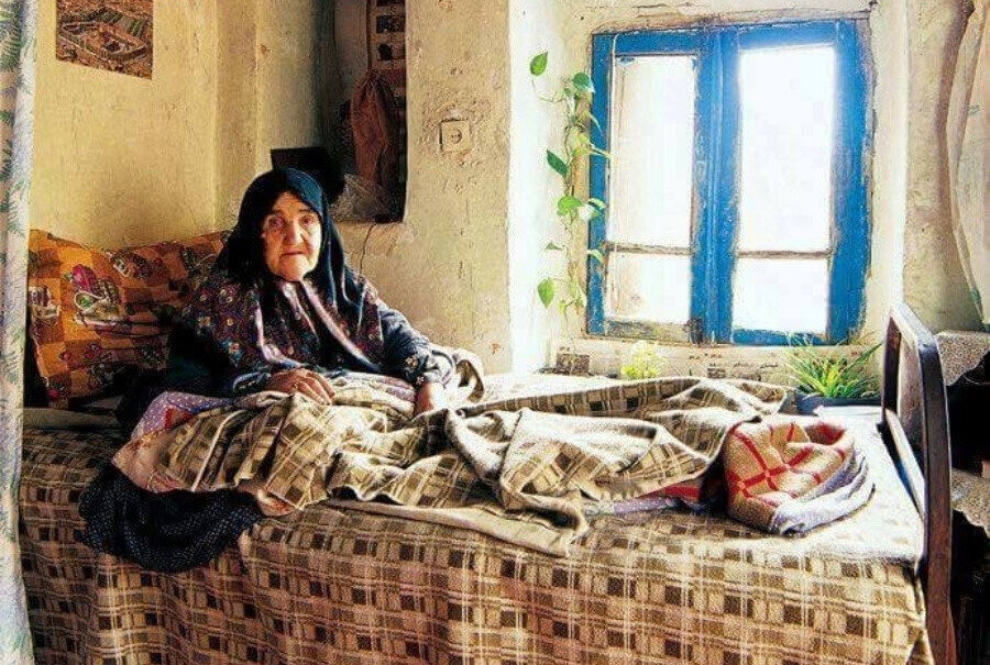 Gönlünün yarısı gitmişti ama onun teslimiyeti, Rabbine bağlılığı daha da artmış, Sündüz Hanım’ı herkesin “Hacı Anne”si payesine taşımıştı.
