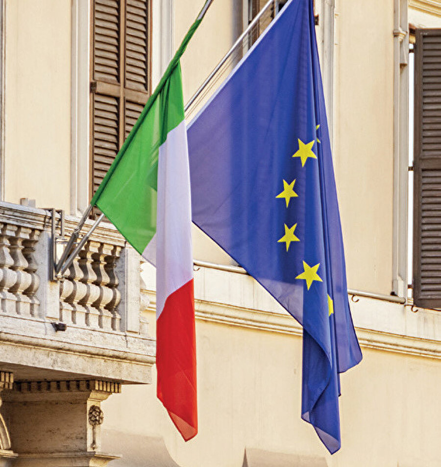 İtalya ve AB bayrağı.