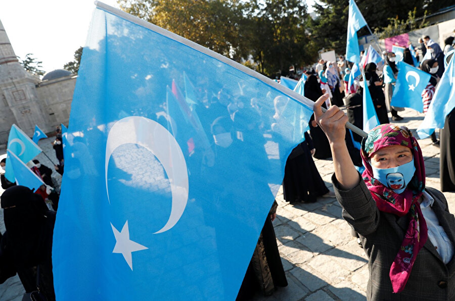 Ellerinde Doğu Türkistan bayrağı taşıyan Uygurlar, Çin'in baskıcı politikalarını protesto ediyor.