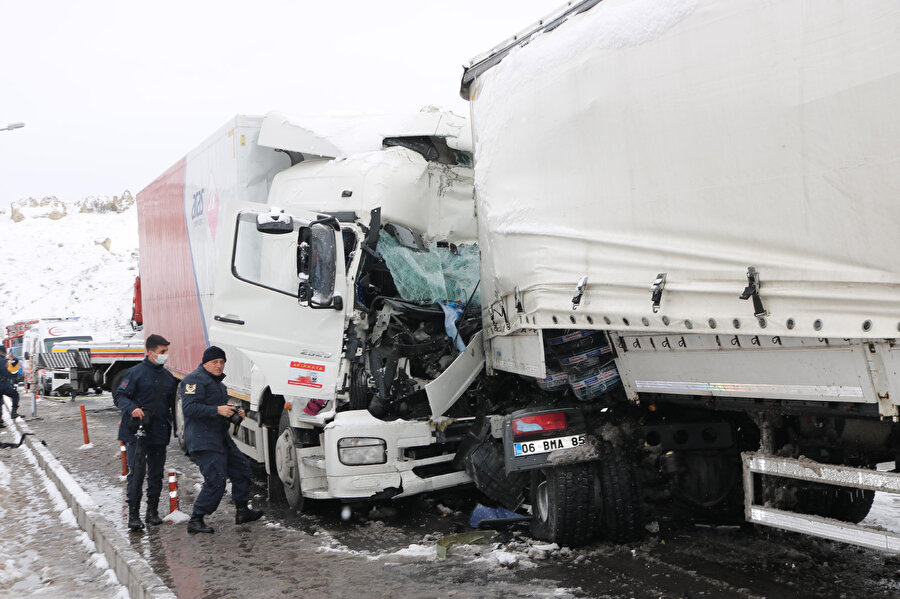 Nevşehir'de TIR ile kargo kamyonu çarpıştı, bir kişi hayatını kaybetti