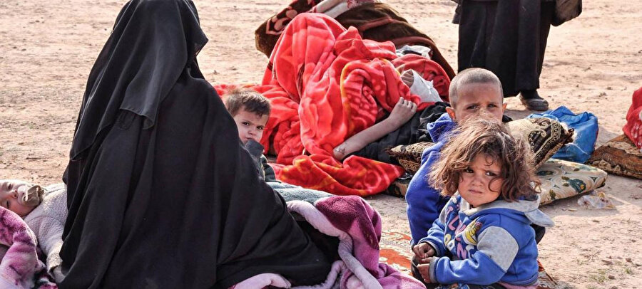 El-Hol kampında yerinden edilmiş bir aile, Suriye.