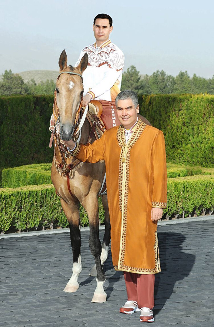 Cumhurbaşkanı Gurbanguli Berdimuhamedov, ve (at üzerinde) oğlu Serdar Berdimuhamedov.