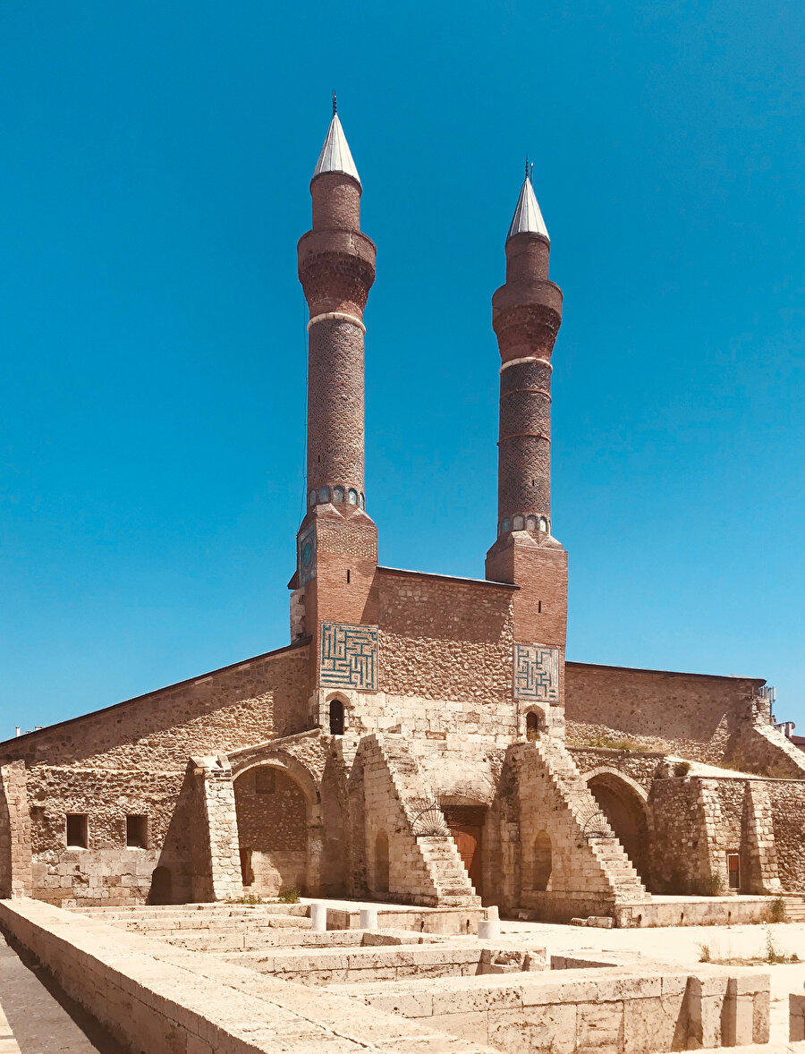 Çifte minareli camii.