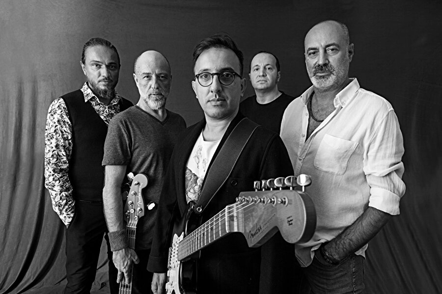 Blues Attack’ın müzikal yolculuğunu ve müzikten geriye kalanları konuştuk. Grup adına Güray Oskay sorularımızı yanıtladı.