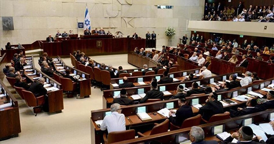 Knesset (İsrail meclisi), Filistinli ailelerin birleşmesi yasağını 49 leh, 15 ret oyla yeniden kabul etti, 10 Mart 2022.