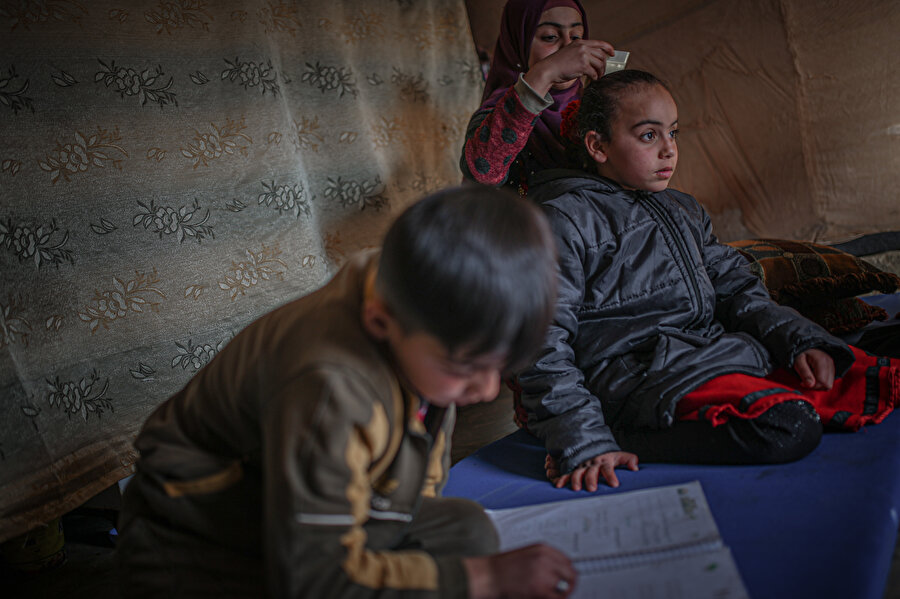 Derme çatma çadırlara sığınan yetim çocuklar, yoksulluk içinde, baba hasretiyle yaşamlarını sürdürürken ailesinden geriye kalanların geçimlerini sağlamaya çalışıyor.