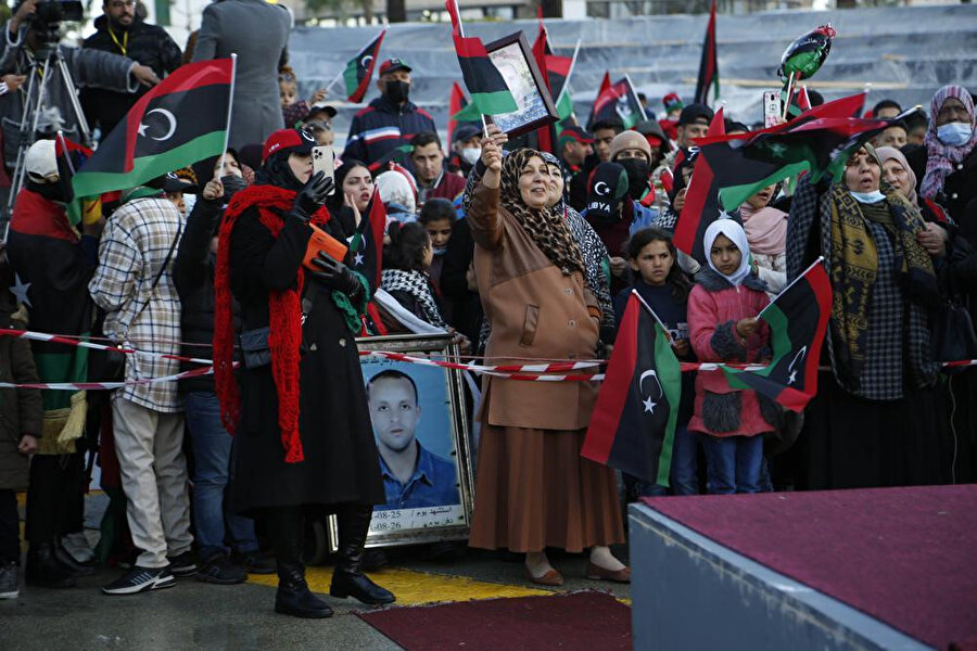 Bir yıl önce, Libya on yıldan fazla bir iç savaştan sonra demokrasi yolunda ilerliyordu. Şimdi, çekişme ve bölünmeye doğru kayıyor gibi görünüyor. (AP fotoğrafı/Yousef Murad)