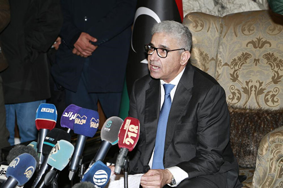 Fethi Başağa, 10 Şubat 2022'de Libya'nın Trablus kentinde yeni geçici hükümetin başına Başbakan Dibeybe'nin yerine Başağa'yı seçen doğu merkezli milletvekillerinin ardından bir basın toplantısı düzenledi. Birliğe yönelik geçici adımların ardından, Libya bir kez daha iki rakip başbakanın iktidar olduğunu iddia etmesiyle ayrıldı. Bir yıl önce kurulan ve başkanlığını Dibeybe’nin yaptığı geçiş hükümetinin yerini alması amaçlanan 24 Aralık seçimleri süresiz olarak ertelendi. (AP fotoğrafı/Yousef Murad)