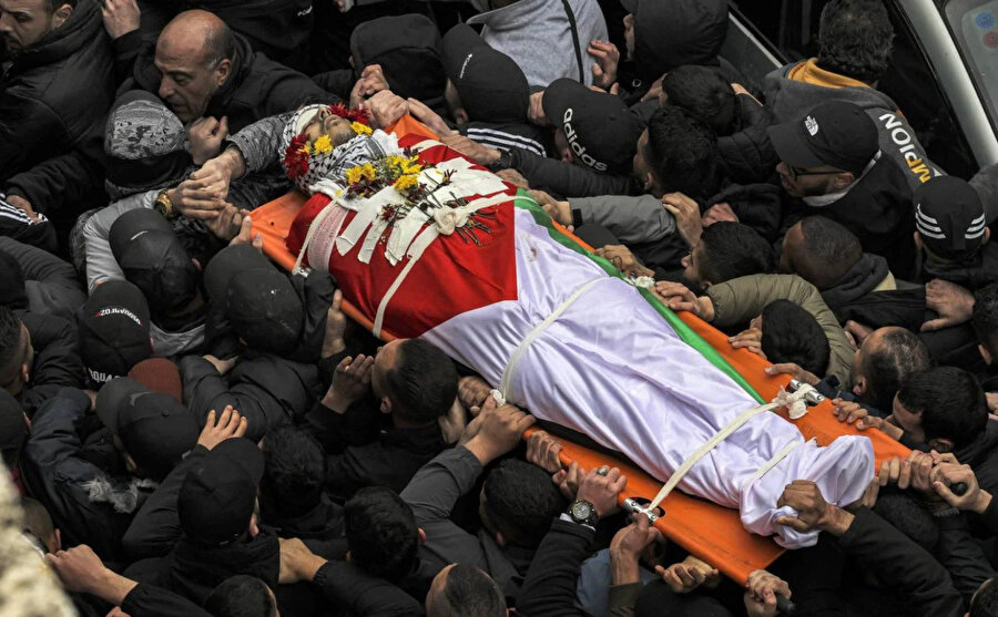 Filistinli Ala Şiham'ın Kalendiya Mülteci Kampı'ndaki cenazesi, yas tutanlar tarafından taşındı.