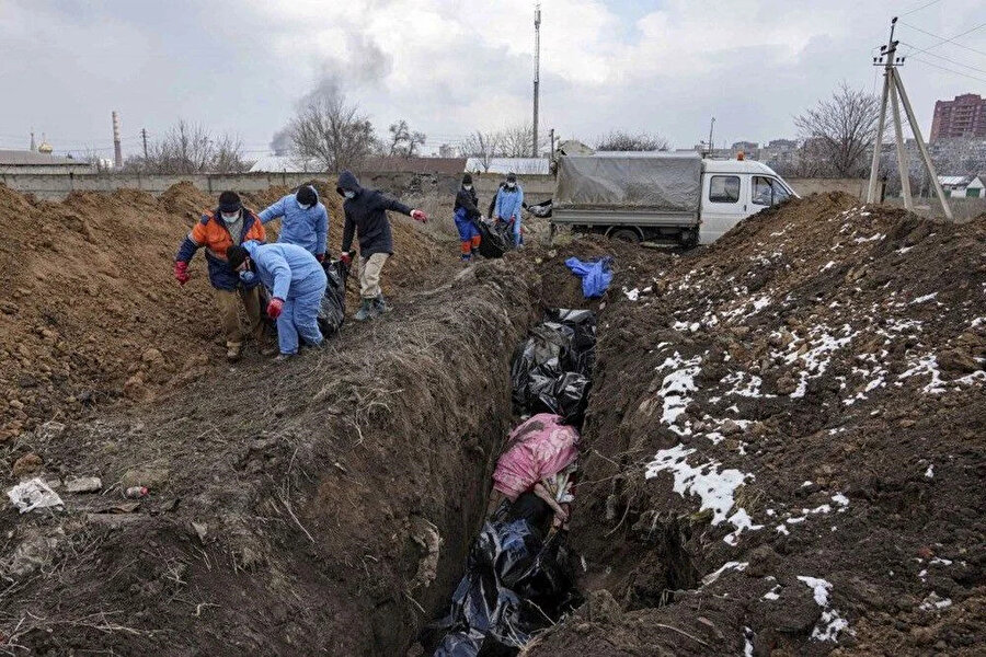 Rusya-Ukrayna Savaşı'ndan acı görüntüler: Halk toplu mezarlar kazıyor