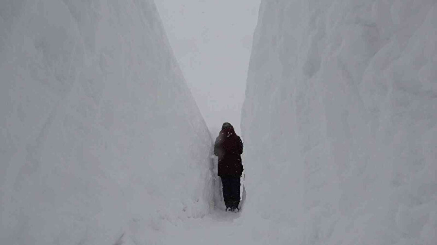 Bitlis’te kardan 2 metrelik tüneller oluştu