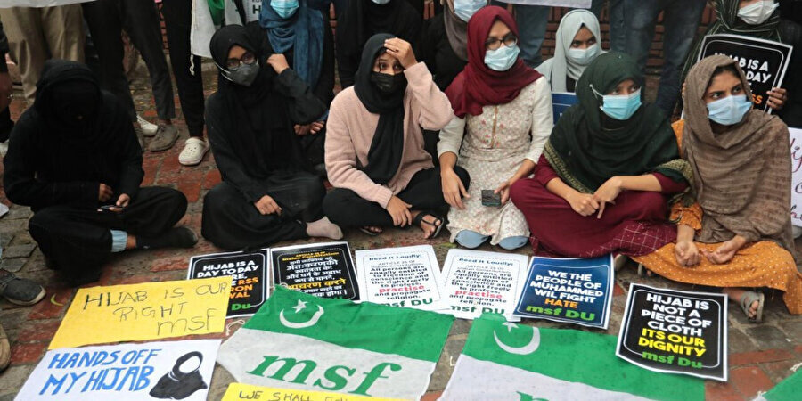 Karnataka eyaletindeki üniversitelerde başörtüsü yasağını protesto eden kadınlar.