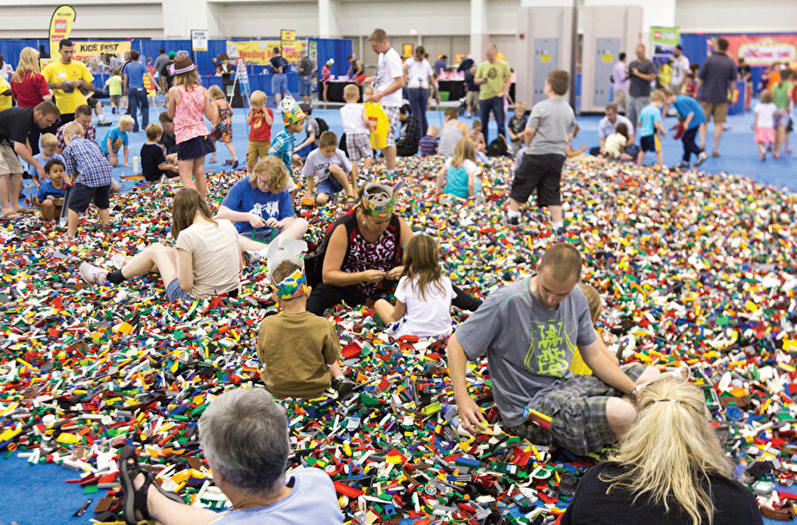 Lego oynayan çocuklar.