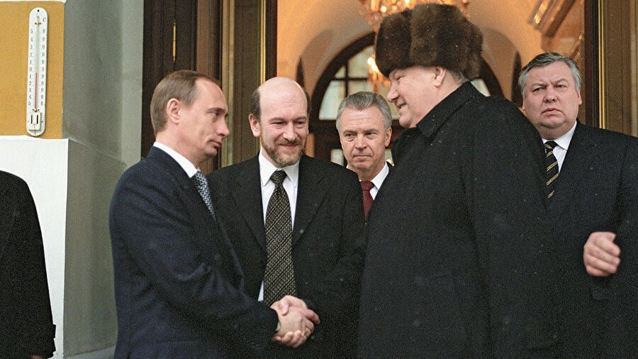 Vladimir Putin Ağustos 1999'da başbakan olarak atanmış, aynı yılın 31 Aralık gününde devlet başkanlığını Boris Yeltsin'den devralmıştı.