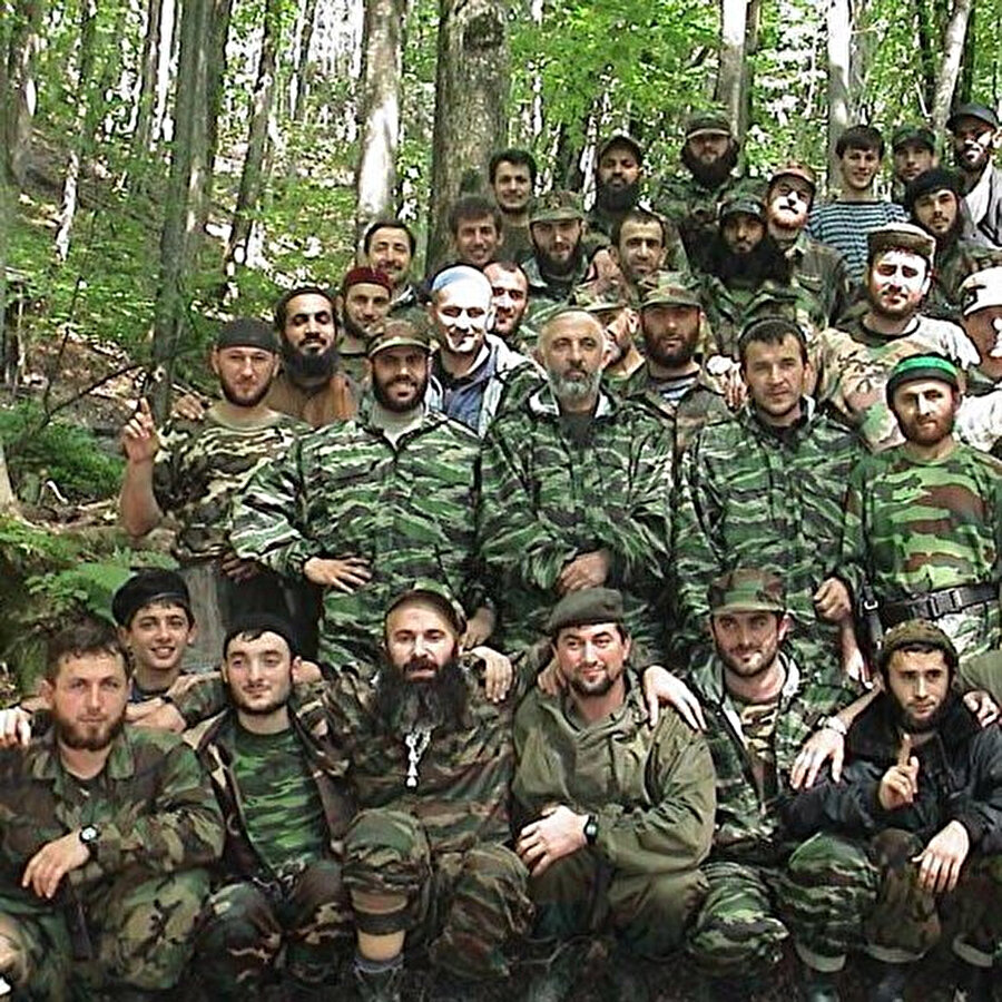 Rusya’ya karşı mücadele veren mücahidler değil de Çeçen otoriteye isyan eden teröristler varmış gibi bir hava oluştu.