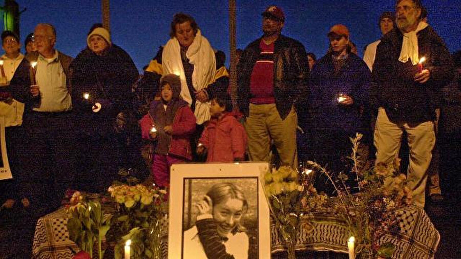 Gazze halkı onu "şehit" olarak tanımladı ve Amerikalı destekçileri Rachel Corrie için büyük bir cenaze töreni düzenledi.