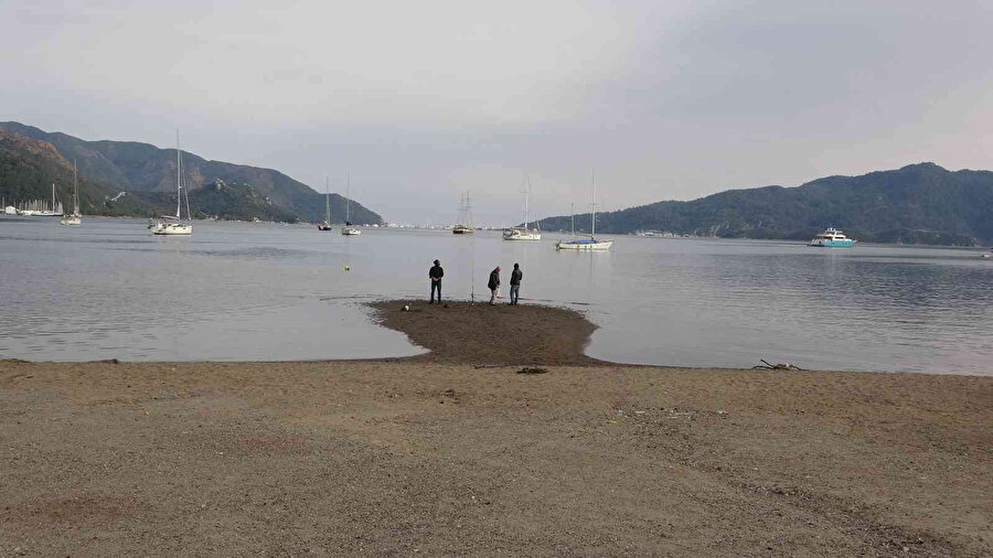 Marmaris'de deniz 20 metre geri çekildi: Kıyıda adacıklar oluştu