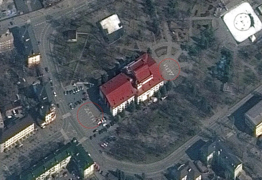 Uydu fotoğraflarında binanın etrafında Rusça büyük harflerle 'ÇOCUKLAR' yazdığı görülüyor