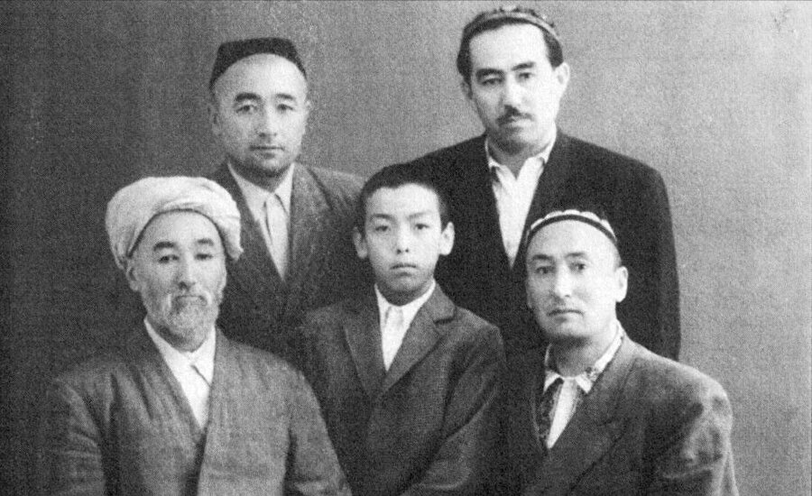 Soldan sağa; Alihan Töre Sagunî, ikinci oğlu Asılhan, beşinci oğlu Kutlukhan, yeğeni Yusufhan (sağ arkada) ve büyük oğlu Gaffarhan, 1960’lı yıllar. 