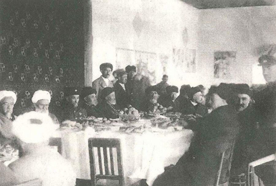 Alihan Töre hükümet üyeleri ile birlikte, 1945.