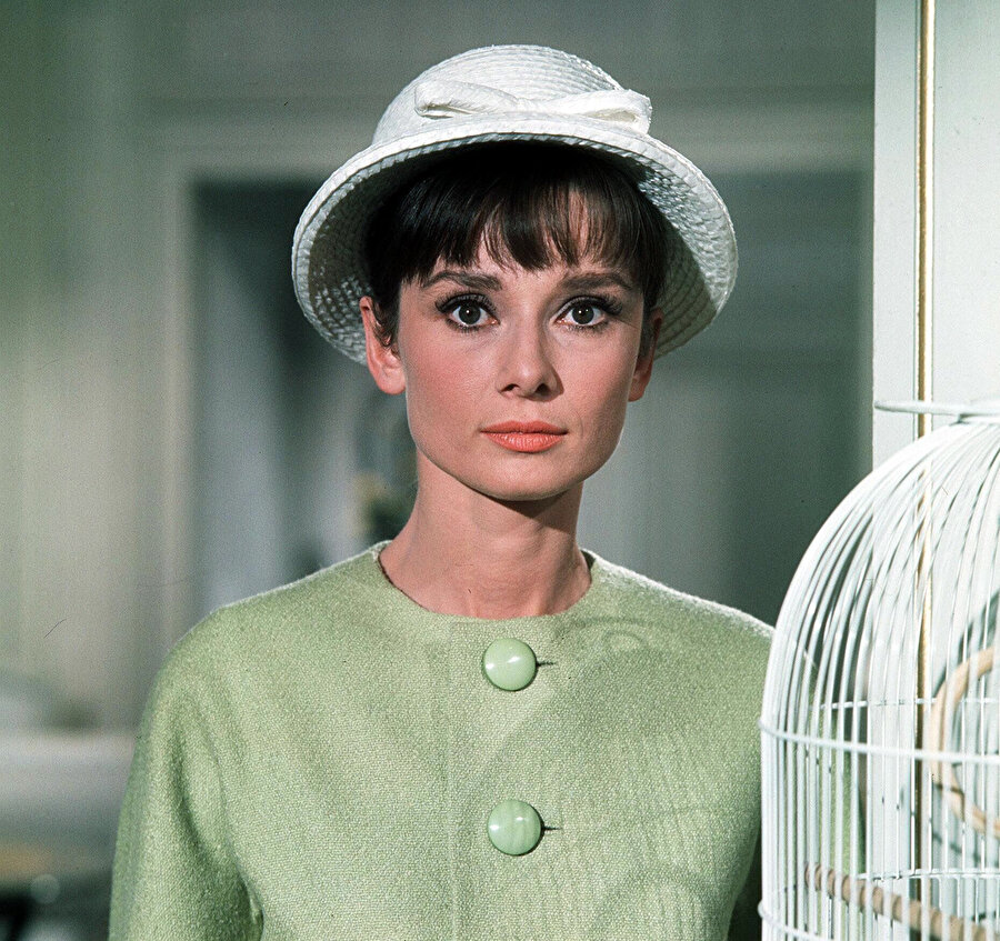 Audrey Hepburn, Hollywood yıldızı ve moda ikonudur.