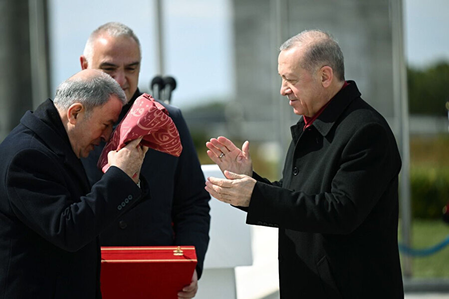 Cumhurbaşkanı Recep Tayyip Erdoğan şanlı sancağı üç defa öperek, alnına koydu daha sonra sancağı Milli Savunma Bakanı Hulusi Akar’a devretti