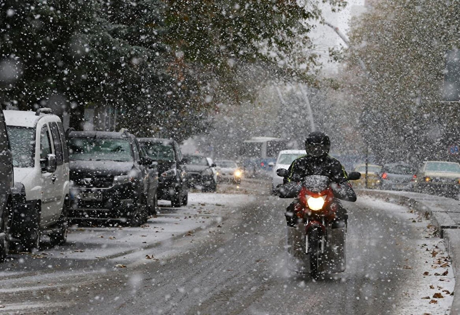 İstanbul Valisi Ali Yerlikaya motokuryelerin trafiğe çıkmalarına izin verilmeyeceğini duyurdu