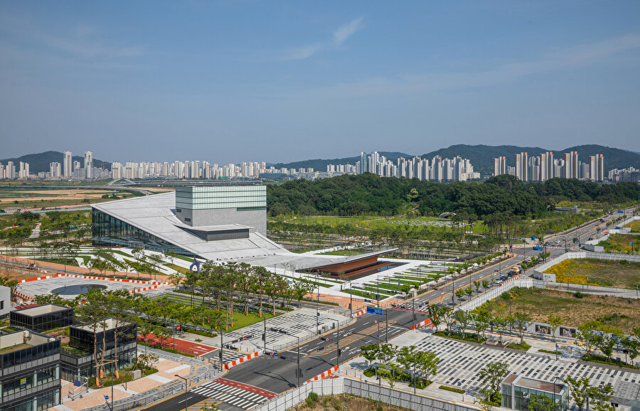 Mekanın şehir yaşamıyla bütünleşmesi ve parçası olabilmesiyle Sejong Art Center, diğer sanat merkezlerinden ayrılıyor.