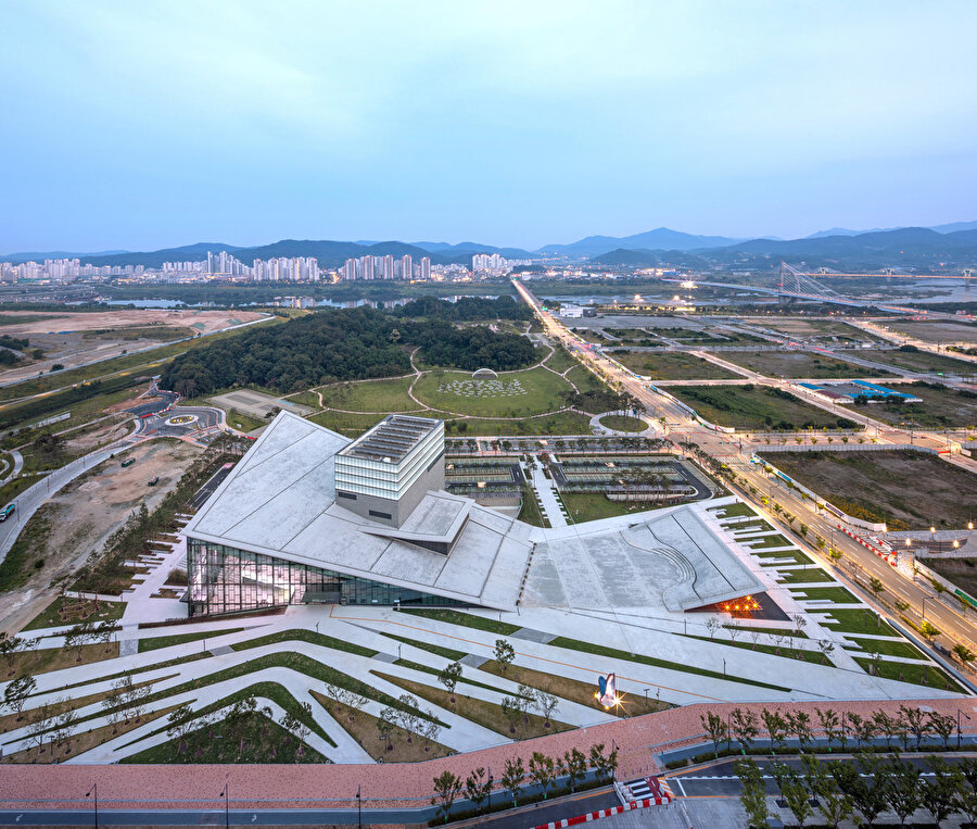 Mekanın şehir yaşamıyla bütünleşmesi ve parçası olabilmesiyle Sejong Art Center, diğer sanat merkezlerinden ayrılıyor. 