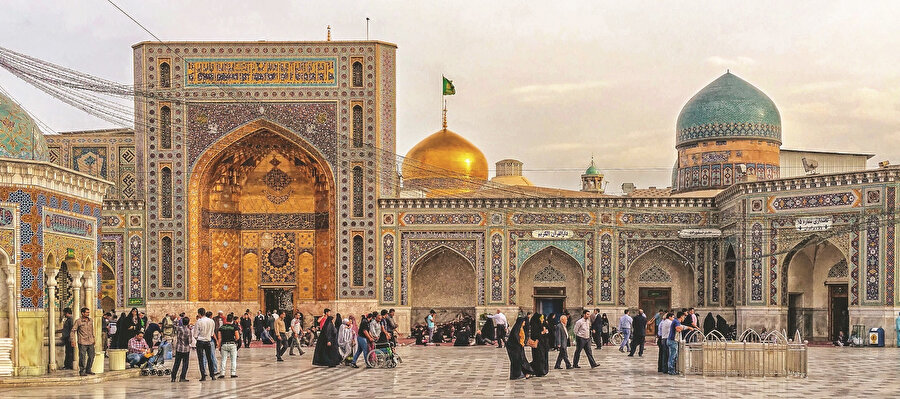 İmam Rıza Türbesi, İran'ın Meşhed kentinde yer alan, Oniki İmam'ın sekizinci imamı olan İmam Rıza'nın kabrini de içine alan bir yapılar kümesidir. 