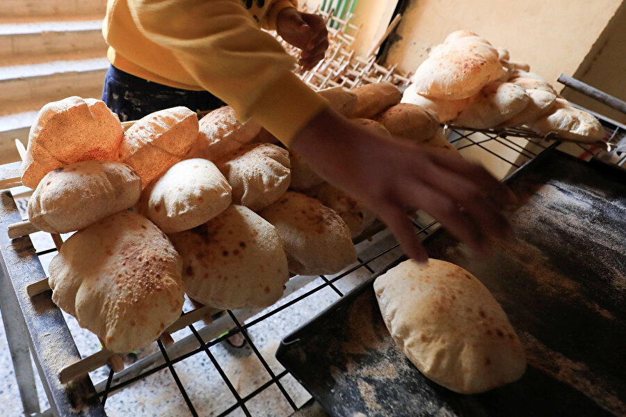 Mısır'da Kahire'nin güneydoğusundaki Mokattam semtindeki bir fırında ekmek çıkıyor. (REUTERS/Amr Abdullah Dalsh)
