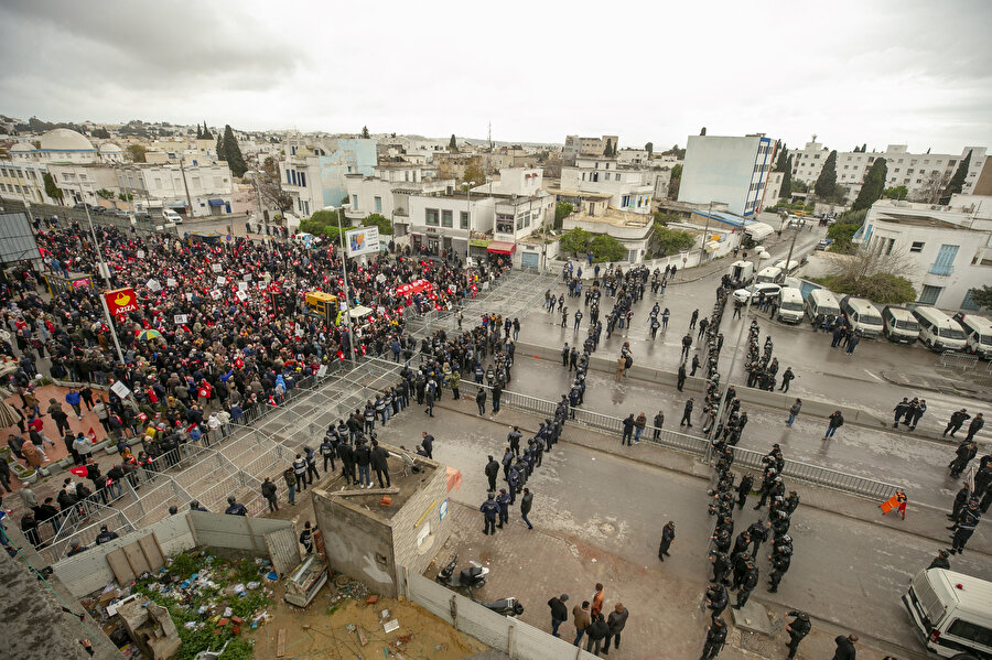 Cumhurbaşkanı Kays Said'i protesto eden yüzlerce Tunuslu, Bab Sadun Meydanı'nda bir araya geldi.