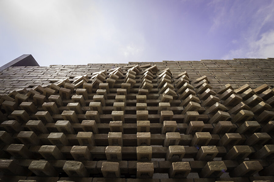 İspanyolca “ladrillo de milpa”; İngilizce “sun-dried brick” olarak adlandırılan güneşte kurutulmuş tuğla.