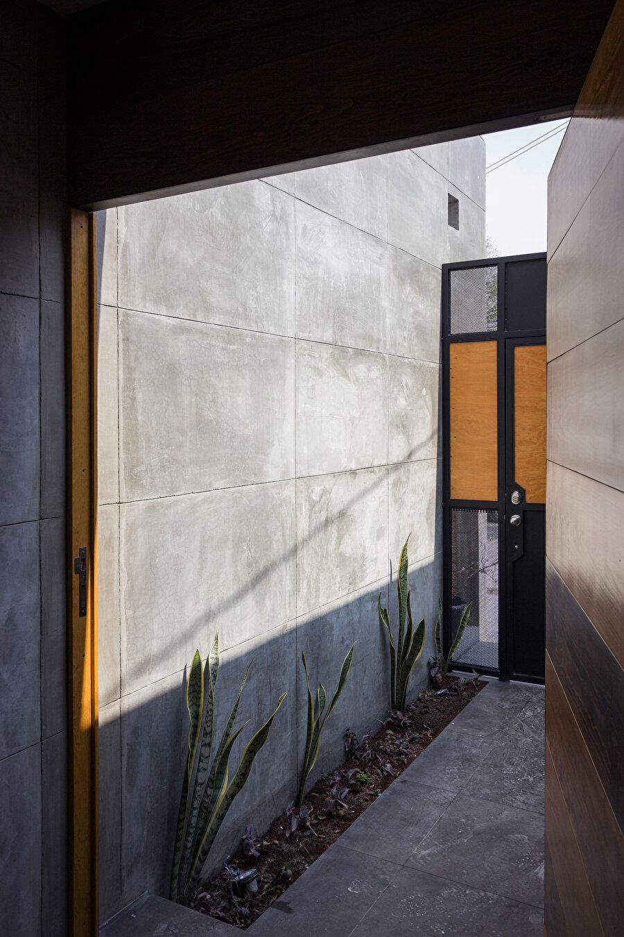 Giriş kapısıyla aynı cephede yer alan ve mutfağa doğal ışık sağlayan açıklık.