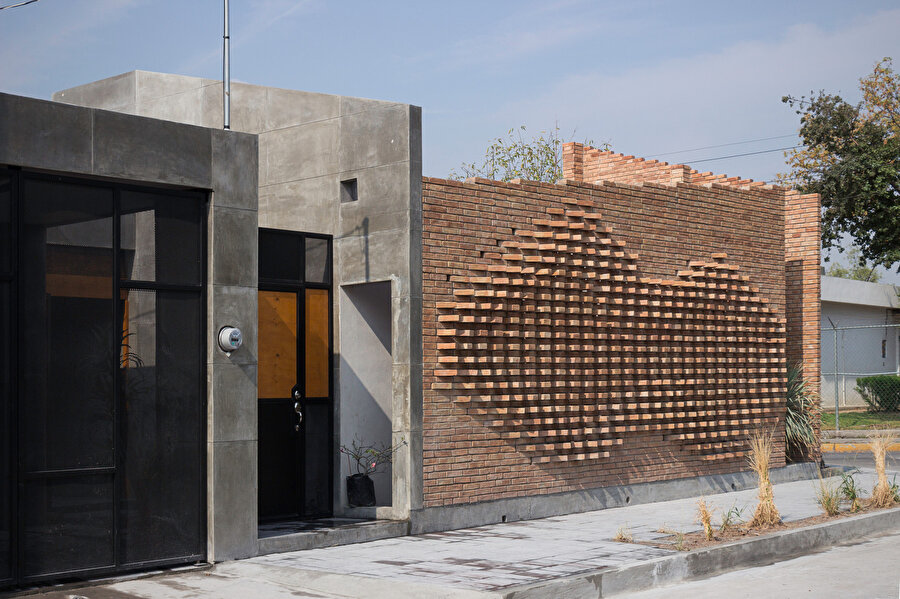 Köpek dişi desenli tuğla duvar.