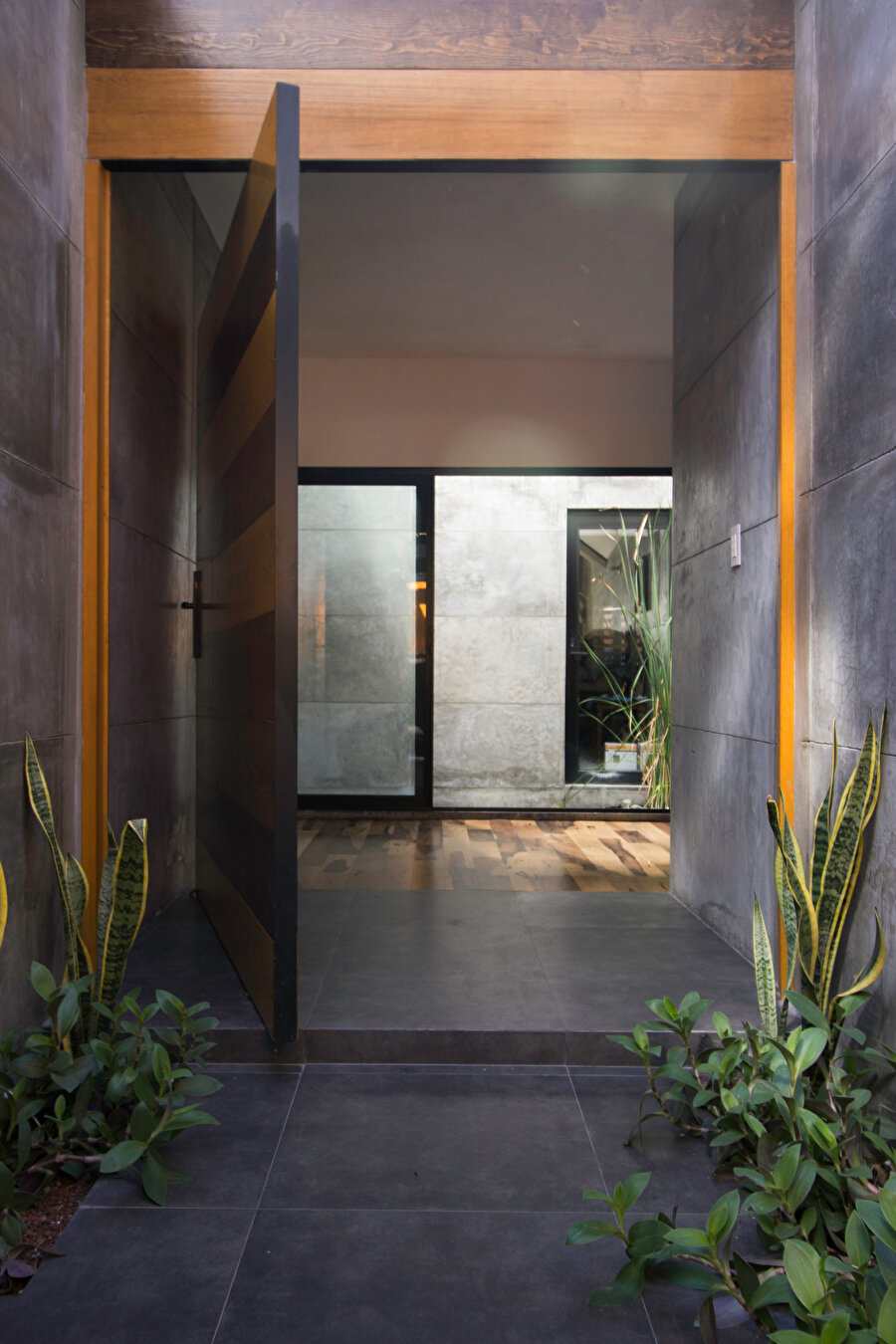 Çakıl ve bitkilerle doldurulan avlu.