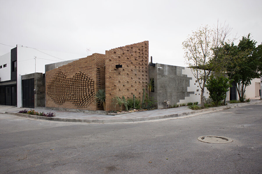 Papagayo Evi'nin en çarpıcı özelliklerinden biri, zıt tuğla döşemesi ve badanalı dış cephesi oluyor.