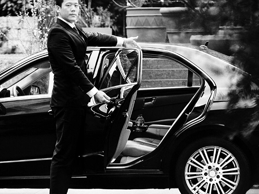Uber Sendromu: Tamamen farklı bir iş modeli ile piyasaya giren bir rakibin diğer firmaları yerle bir etmesi.