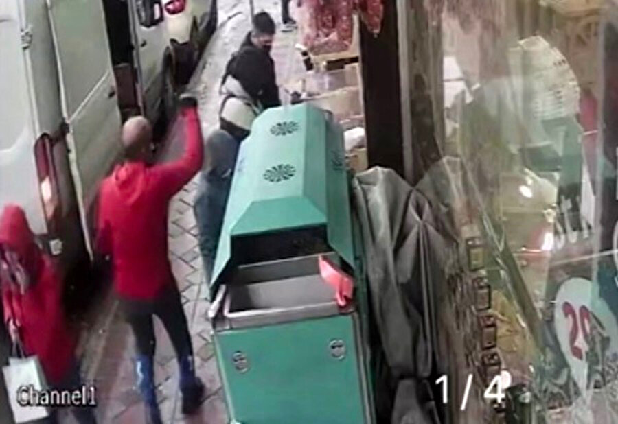 Şahsın yumruklu saldırısı güvenlik kamerasına yansıdı